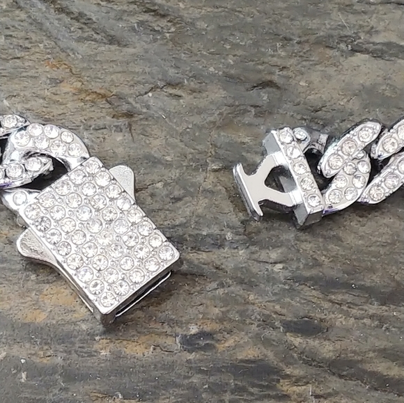 Elegant Silver Flower Necklace - Picture 4 of 5